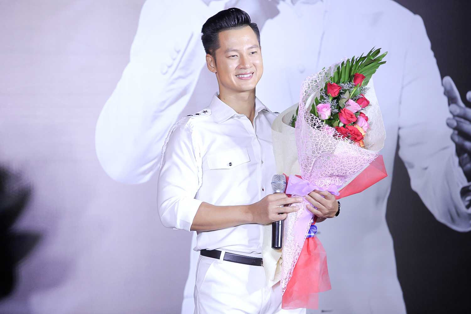 Đức Tuấn hát nhạc cách mạng, fan phấn khích reo hò