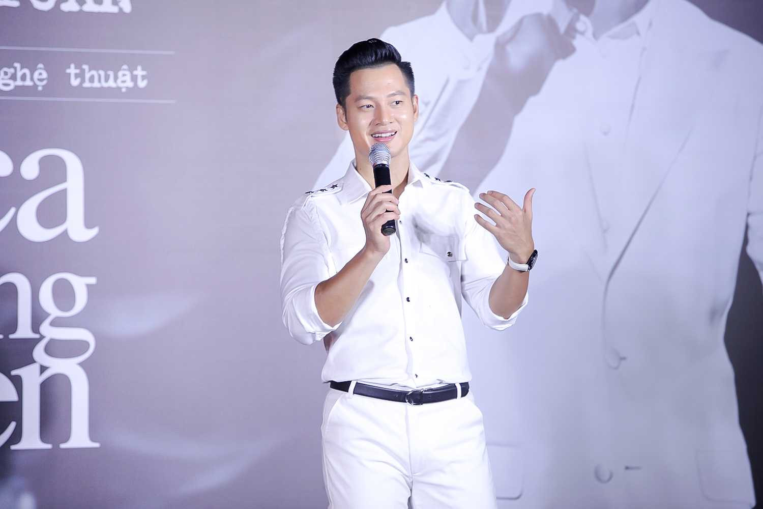 Đức Tuấn hát nhạc cách mạng, fan phấn khích reo hò