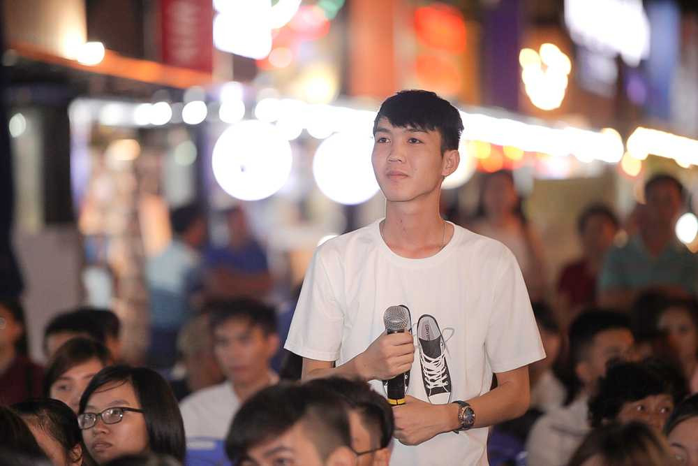 Đức Tuấn hát nhạc cách mạng, fan phấn khích reo hò