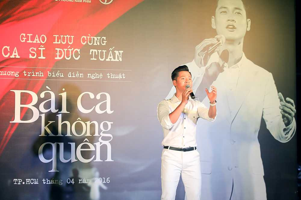 Đức Tuấn hát nhạc cách mạng, fan phấn khích reo hò