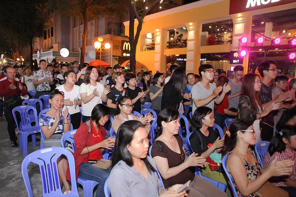 Đức Tuấn hát nhạc cách mạng, fan phấn khích reo hò