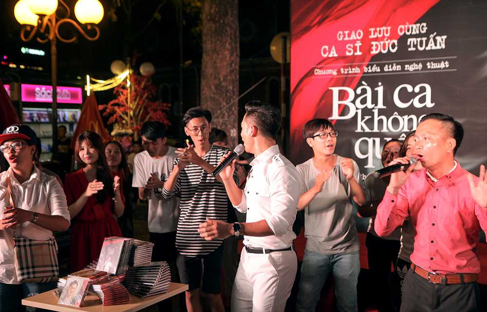 Đức Tuấn hát nhạc cách mạng, fan phấn khích reo hò