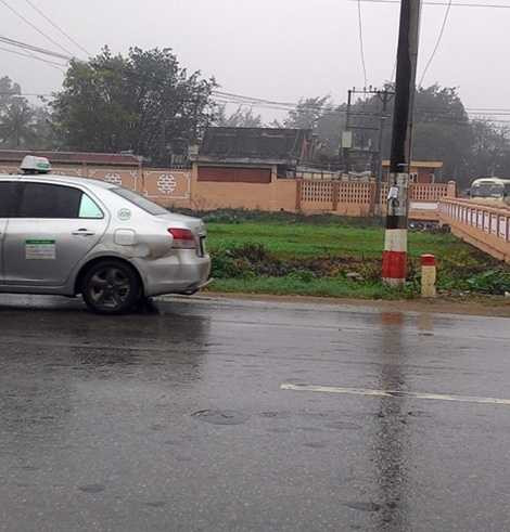 Một chiếc taxi đang đứng chờ đón khách trước cổng đài hóa thân hoàn vũ. Một chiếc taxi đang đứng chờ đón khách trước cổng đài hóa thân hoàn vũ.