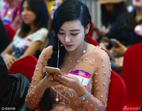 Theo trang Sina cho biết, thí sinh này có tên là He Chengxi. Cô đã miệt mài phẫu thuật thẩm mỹ suốt 8 năm qua để có vẻ ngoài giống nữ diễn viên xinh đẹp Phạm Băng Băng.