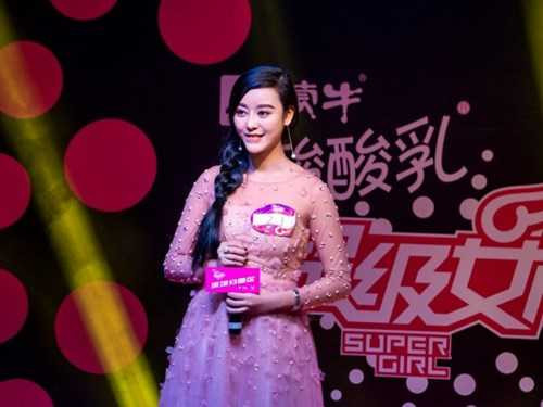 Điều đáng nói là Chengxi được bạn trai rất ủng hộ theo đuổi giấc mơ làm đẹp. Anh này thậm chí đã dùng tiền đầu tư hẳn một trung tâm thẩm mỹ riêng để bạn gái “dao kéo” cho giống thần tượng.