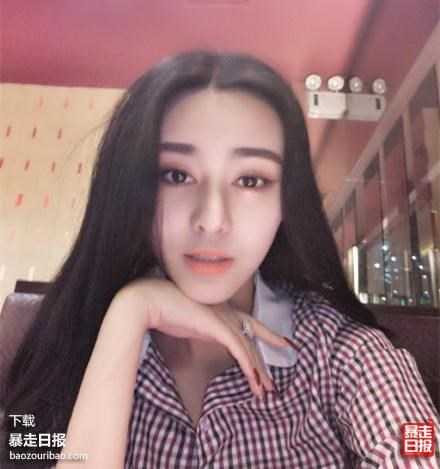 Có nhiều người khen He Chengxi đã đạt được mong ước khi giờ đây trông cô chẳng khác thần tượng là bao. Tuy vậy, cũng có những ý kiến tỏ ra khá gay gắt: “Mặc dù bạn có thể làm cho bản thân trở nên giống hệt Phạm Băng Băng, nhưng bạn không thể có được thần thái và ánh hào quang tỏa ra từ cô ấy. Vậy tại sao nhiều người vẫn muốn làm như vậy? Vì sao họ không thể vui vẻ và hạnh phúc với vẻ ngoài của chính mình?”