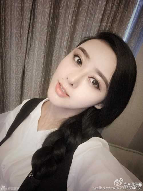 Một ý kiến khác bày tỏ: “Tôi rất tò mò không biết bạn trai của Phạm Băng Băng – diễn viên Lý Thần sẽ nghĩ gì khi thấy đầy rẫy các cô gái giống hệt người yêu mình trên mạng và cả ngoài đường phố?”