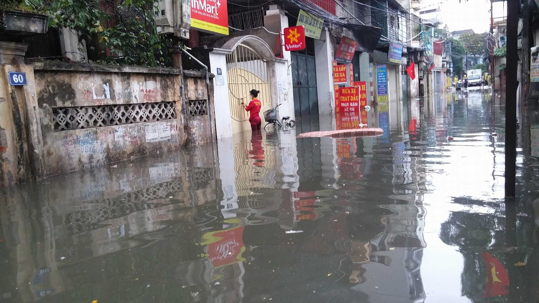 Khu vực đường Nguyễn Chính, Quận Hoàng Mai ngập sâu 