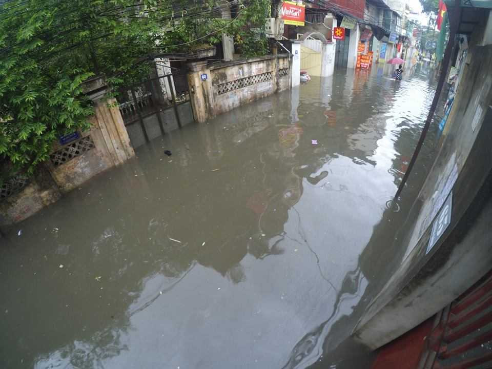 Đường Hà Nội thành sông sau một đêm mưa