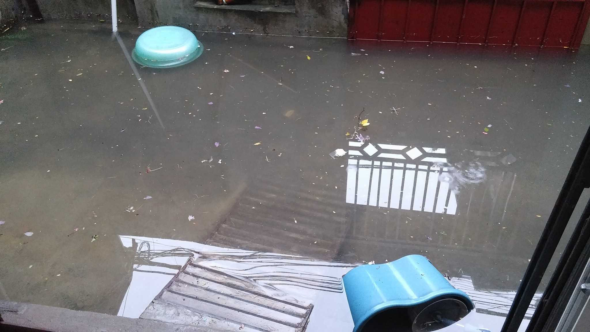 Đường Hà Nội thành sông sau một đêm mưa