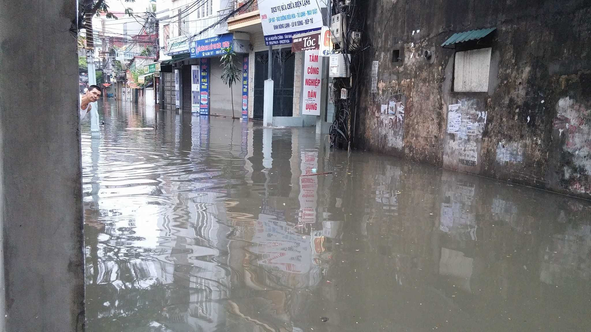 Đường Hà Nội thành sông sau một đêm mưa