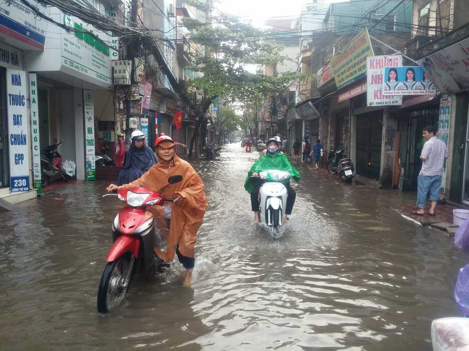Đường Lương Thế Vinh gần như ngập toàn bộ tuyến đường.