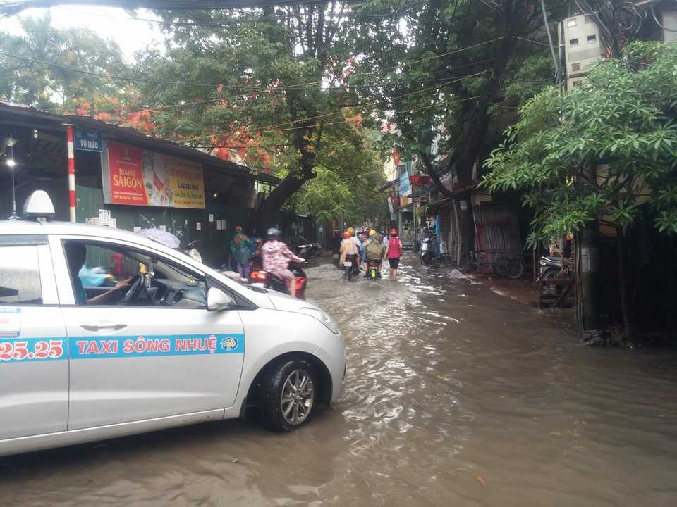 Các phương tiện đi rón rén trên Đường Vũ Hữu 