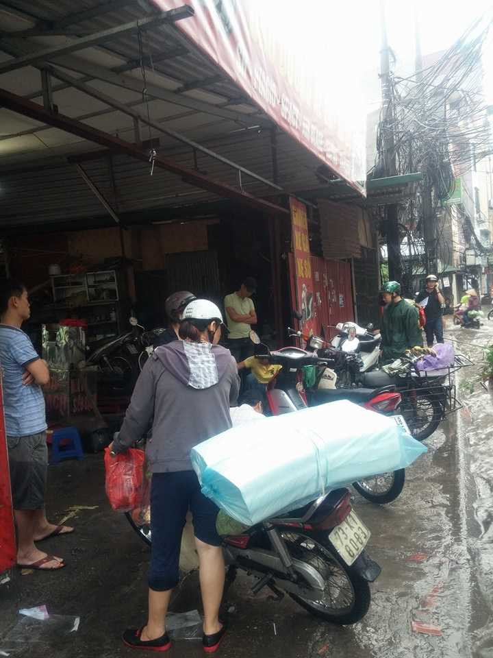 Các hàng sửa xe được dịp bận rộn