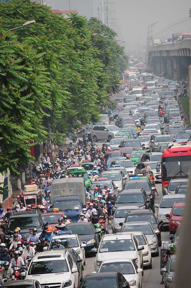 Sáng và trưa nay 30/4, nhiều người dân đã rời Hà Nội để về quê hoặc đi du lịch, nghỉ lễ. Trong sáng nay, đường trên cao ùn tắc nghiêm trọng. 