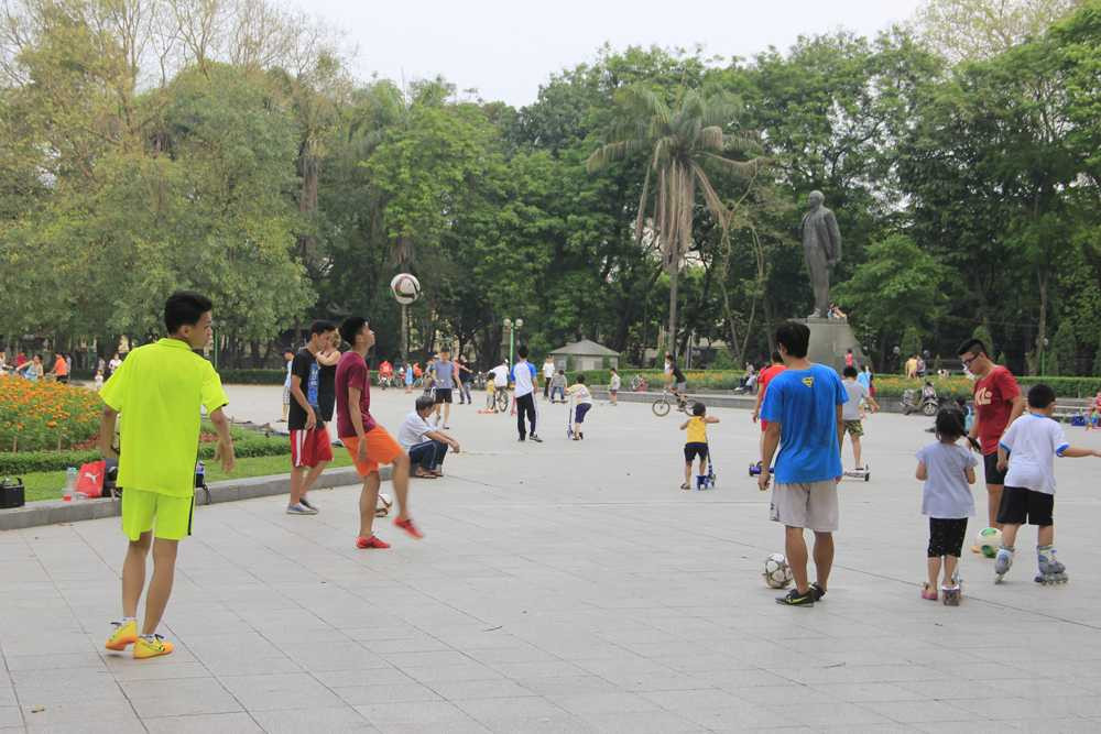 Khu vực công viên Lê Nin cũng khá vắng vẻ.