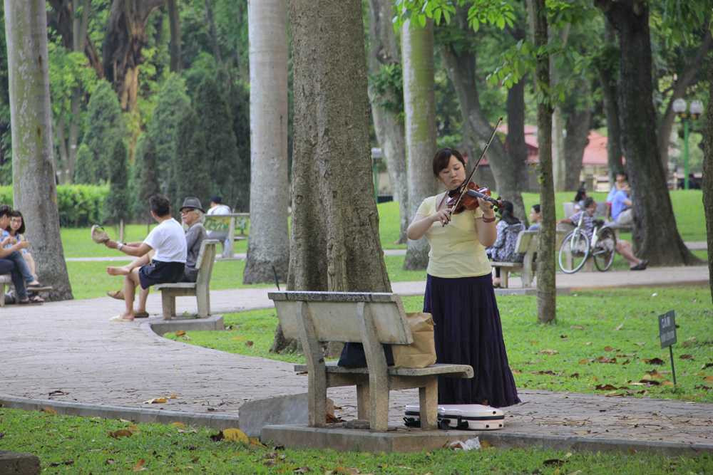 Không khí vắng vẻ này còn đủ cho một nghệ sĩ vĩ cầm có thể say sưa kéo nhạc nơi công viên. 
