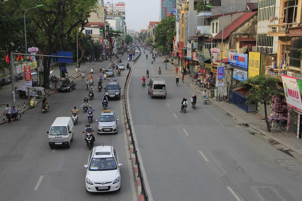 Ghi nhận của PV VTC News vào 16h30 chiều 30/4, trên đường Tây Sơn - Nguyễn Lương Bằng. Đây là tuyến đường thường xuyên ùn tắc giờ cao điểm. 