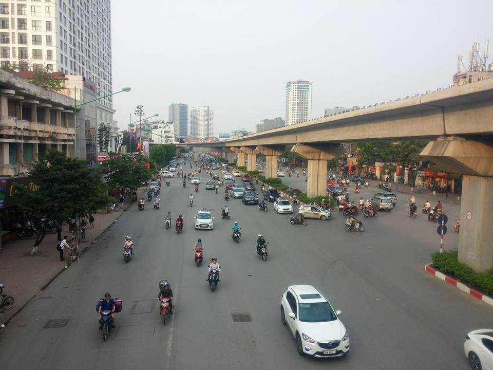 Tuyến đường Nguyễn Trãi đoạn qua trung tâm thương mại Royal City cũng chỉ có có ít phương tiện lưu thông trên đường.