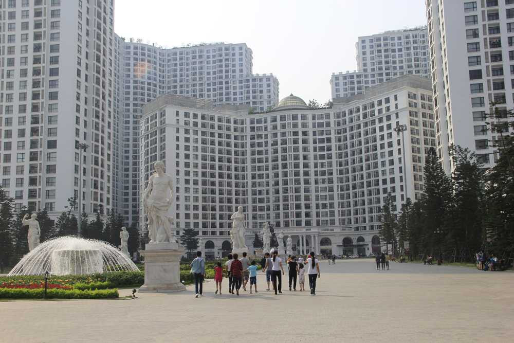 Khu vực quảng trường Royal City chỉ có một vài người ghé chơi, chụp ảnh. 