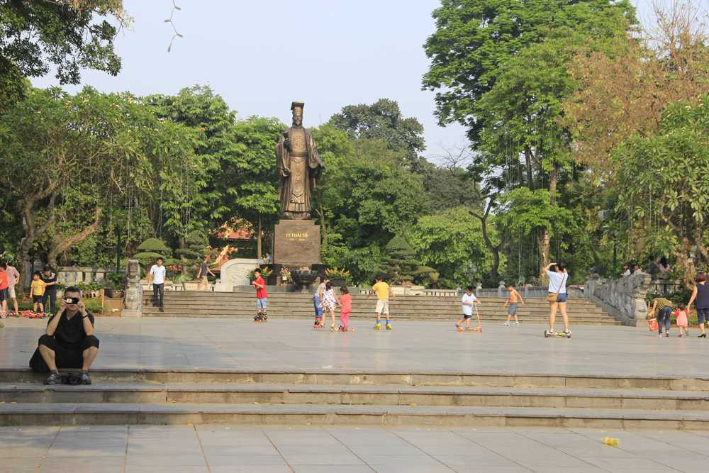 Khu vực tượng đài Lý Thái Tổ, nơi vui chơi giải trí của người dân thủ đô cũng vắng hơn ngày thường. 