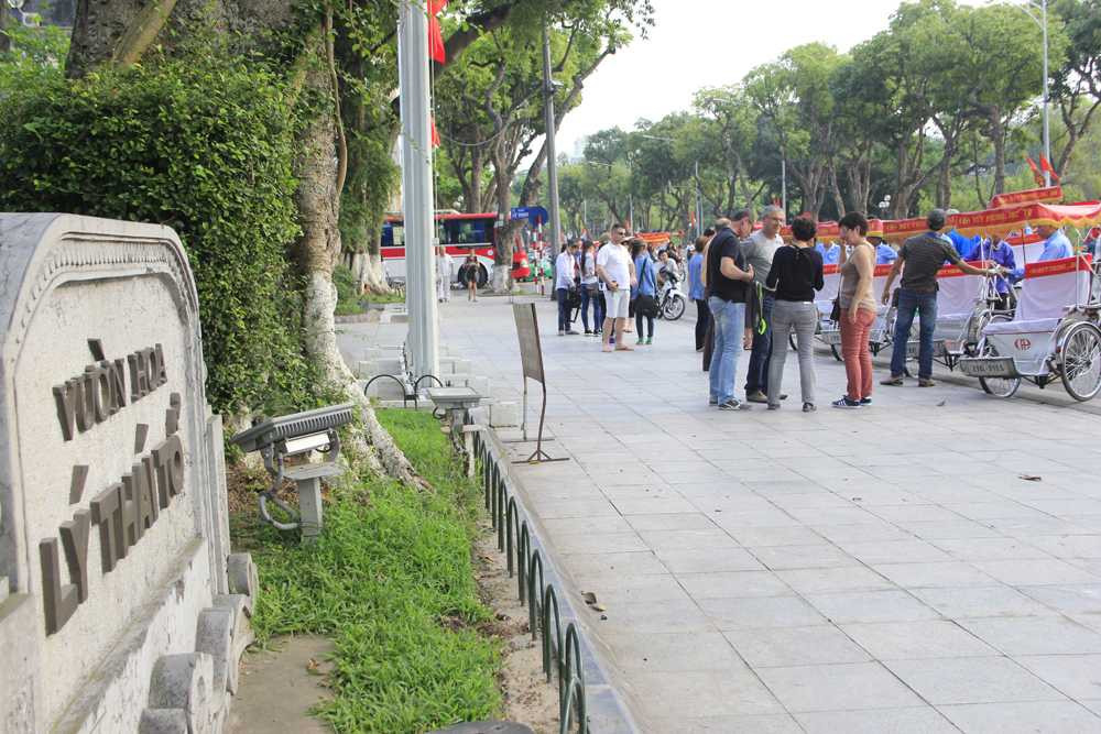 Tuy nhiên dịp này cũng có khá nhiều đoàn khách nước ngoài đến với Hà Nội. 