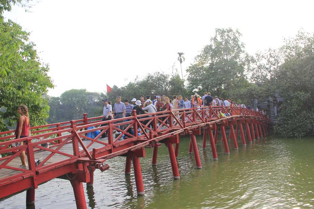 Đền Ngọc Sơn là nơi nhiều du khách ghé thăm nhất trong ngày 30/4.