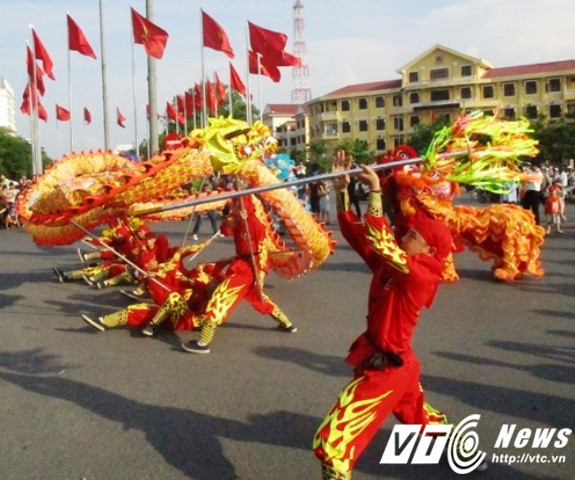 Đội lân sư rồng của quốc gia Colombia và Quảng Đông (Trung Quốc) mở màn Lễ hội đường phố Festival Huế 2016 bằng những tiết mục múa rồng đặc sắc và sôi động.