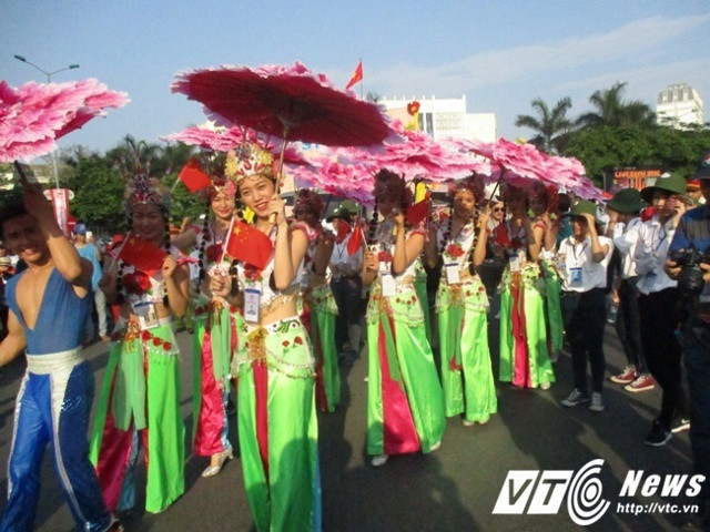 Đoàn nghệ thuật Quảng Đông (Trung Quốc) cống hiến cho du khách tham dự lễ hội đường phố Festival Huế nhiều tiết mục nghệ thuật đắc sắc.