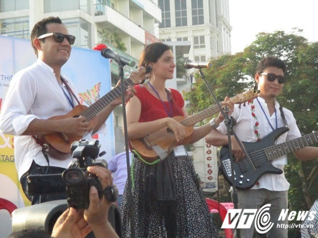Âm nhạc khiến đường phố Huế trở nên sôi động.