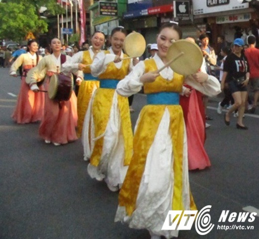 Những cô gái của đoàn nghệ thuật Hàn Quốc duyên dáng và quyến rũ trên những con đường của thành phố Huế.
