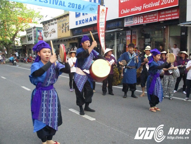 Đoàn Nhật Bản với những nhịp trống vui nhộn cùng nụ cười tươi tạo ấn tượng tốt trong lòng du khách.