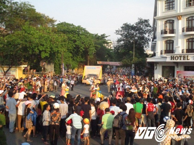 Các chương trình nghệ thuật tại lễ hội đường phố Festival Huế 2016 khiến phố Huế trở nên sôi động, đầy màu sắc và thu hút rất nhiều du khách.