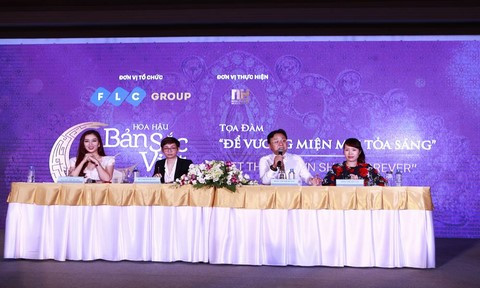 Các thành viên Ban tổ chức cuộc thi “Hoa hậu Bản sắc Việt toàn cầu 2016” trả lời các câu hỏi của báo chí (từ phải qua trái: bà Trần Thị My Lan – Phó TGĐ Tập đoàn FLC, ông Hồng Thanh Quang – Trưởng Ban giám khảo, bà Bùi Hải Huyền – Phó TGĐ Tập đoàn FLC, Á hậu Hoa hậu Quý bà Thế giới 2011 Thu Hương – Tổng giám đốc Công ty Nam Hương Media&Event.