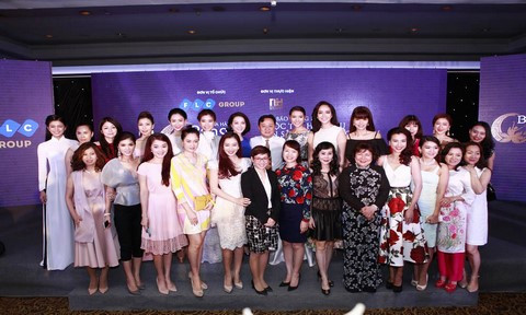 Ban tổ chức và các người đẹp chụp ảnh lưu niệm sau Họp báo