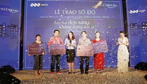 Anh Phạm Văn Minh nhận sổ đỏ và quà tặng xe <a href='https://vtcnews.vn/oto-xe-may.31.0.html' >ô tô</a> từ Tổng giám đốc Tập đoàn FLC – Bà Hương Trần Kiều Dung 