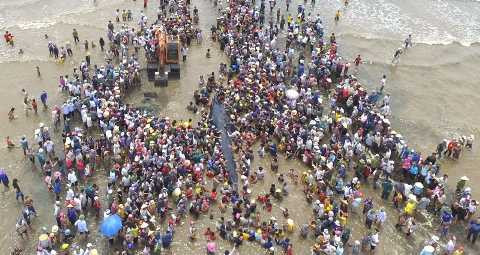 2 máy xúc cùng hơn 100 người được huy động để giải cứu con cá voi mắc cạn ở bờ biển Diễn Châu