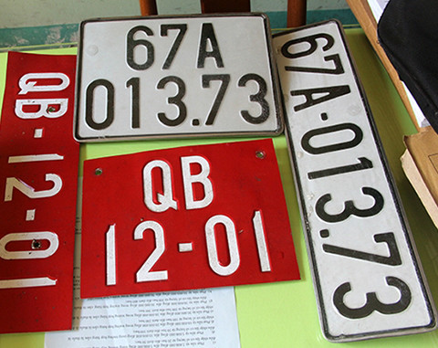 Cơ quan Công an phát hiện biển số xe thật và một biển số Quân sự giả để trong xe