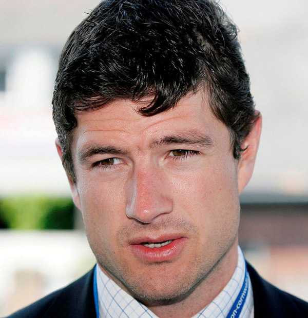 Vẻ ngoài điển trai của anh đã thu hút đông đảo sự quan tâm của các cô gái ở địa phương.