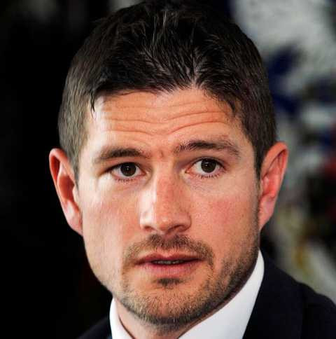 Thậm chí còn có người lên kế hoạch để được cảnh sát trưởng Jim khóa còng. Thậm chí còn có người lên kế hoạch để được cảnh sát trưởng Jim khóa còng.