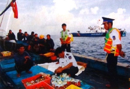 Kiểm tra tàu chở hàng trái phép trên biển (ảnh do đơn vị cung cấp).