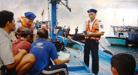 Chiến sĩ Cảnh sát Biển tuyên truyền cho ngư dân.