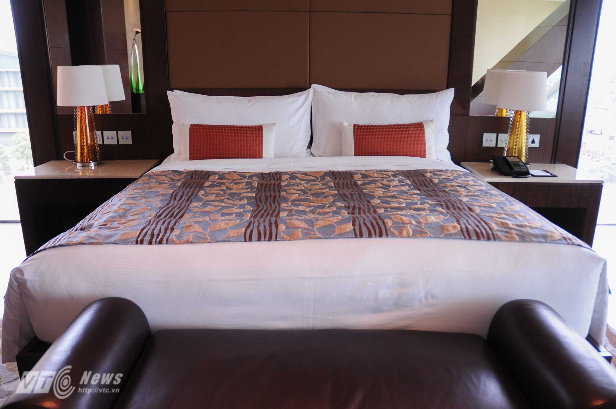 Cận cảnh giường ngủ bên trong phòng Tổng thống - Ảnh: Tùng Đinh