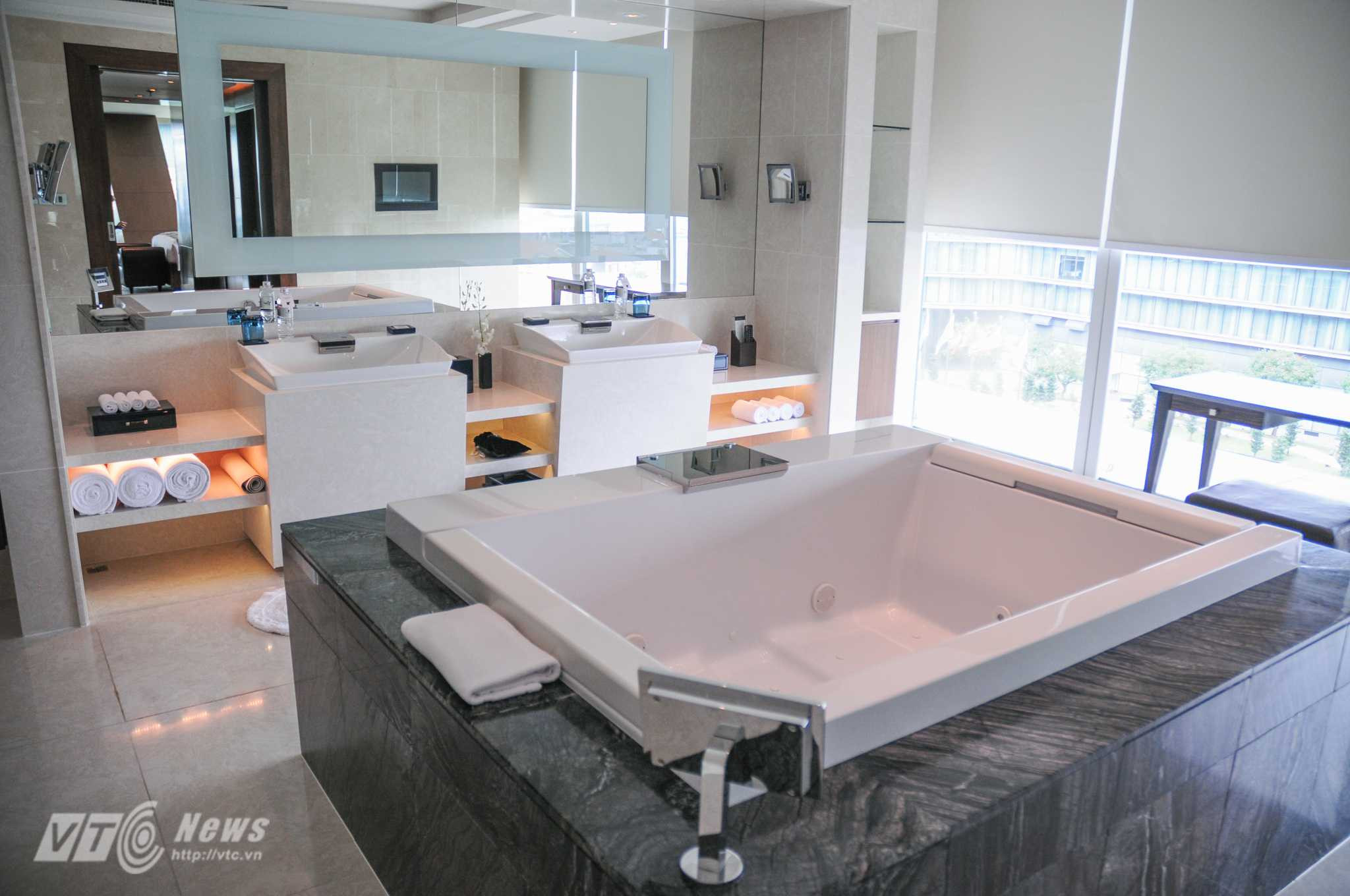 Phòng tắm rộng rãi, sang trọng của căn phòng - Ảnh: Tùng Đinh
