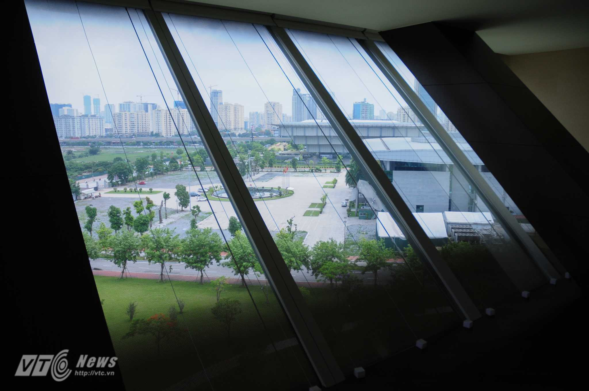 Trong phòng có thể nhìn ra 3 hướng khác nhau - Ảnh: Tùng Đinh