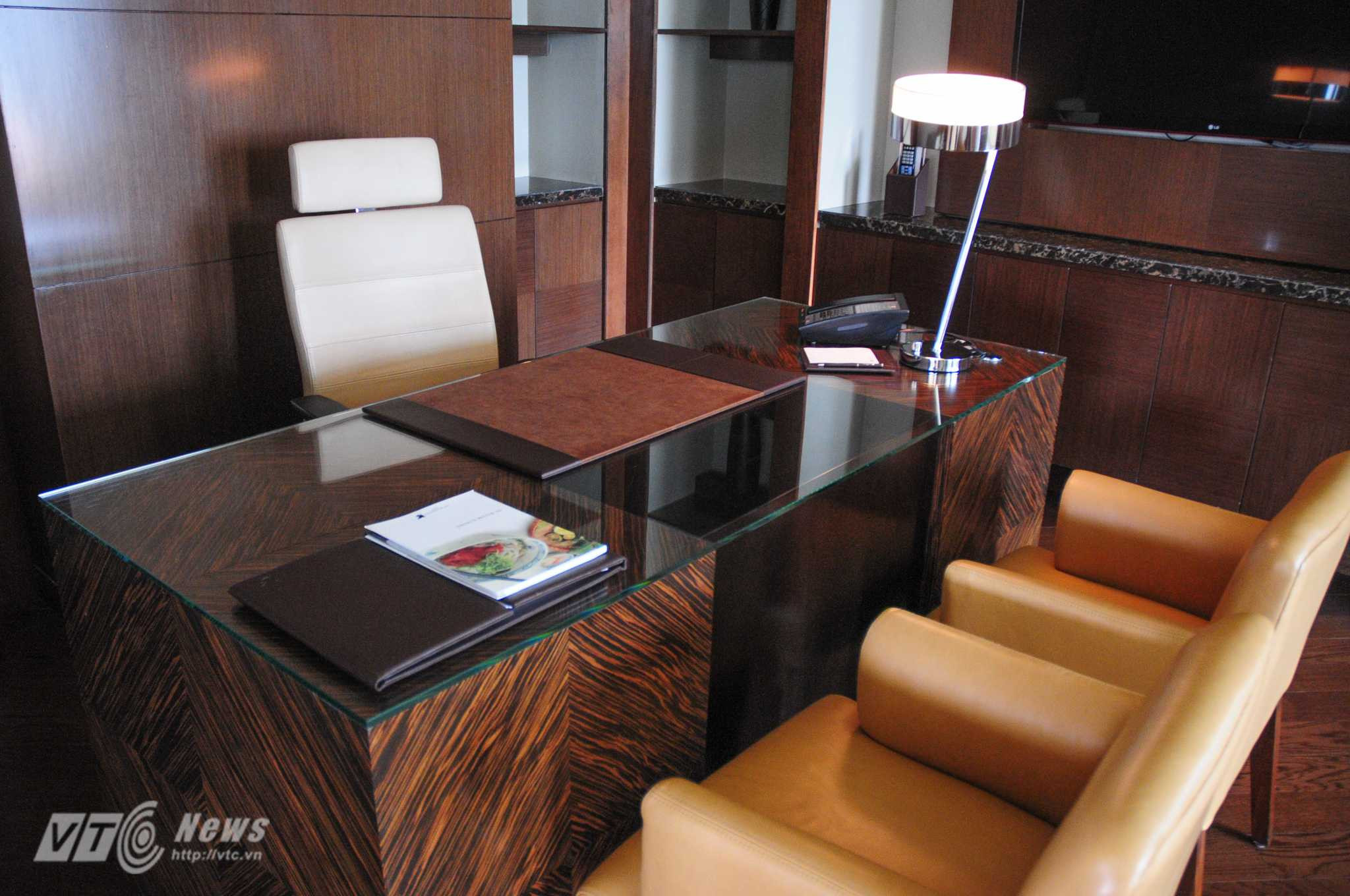 Bàn làm việc trong phòng Tổng thống Obama nghỉ chân tại Hà Nội - Ảnh: Tùng Đinh