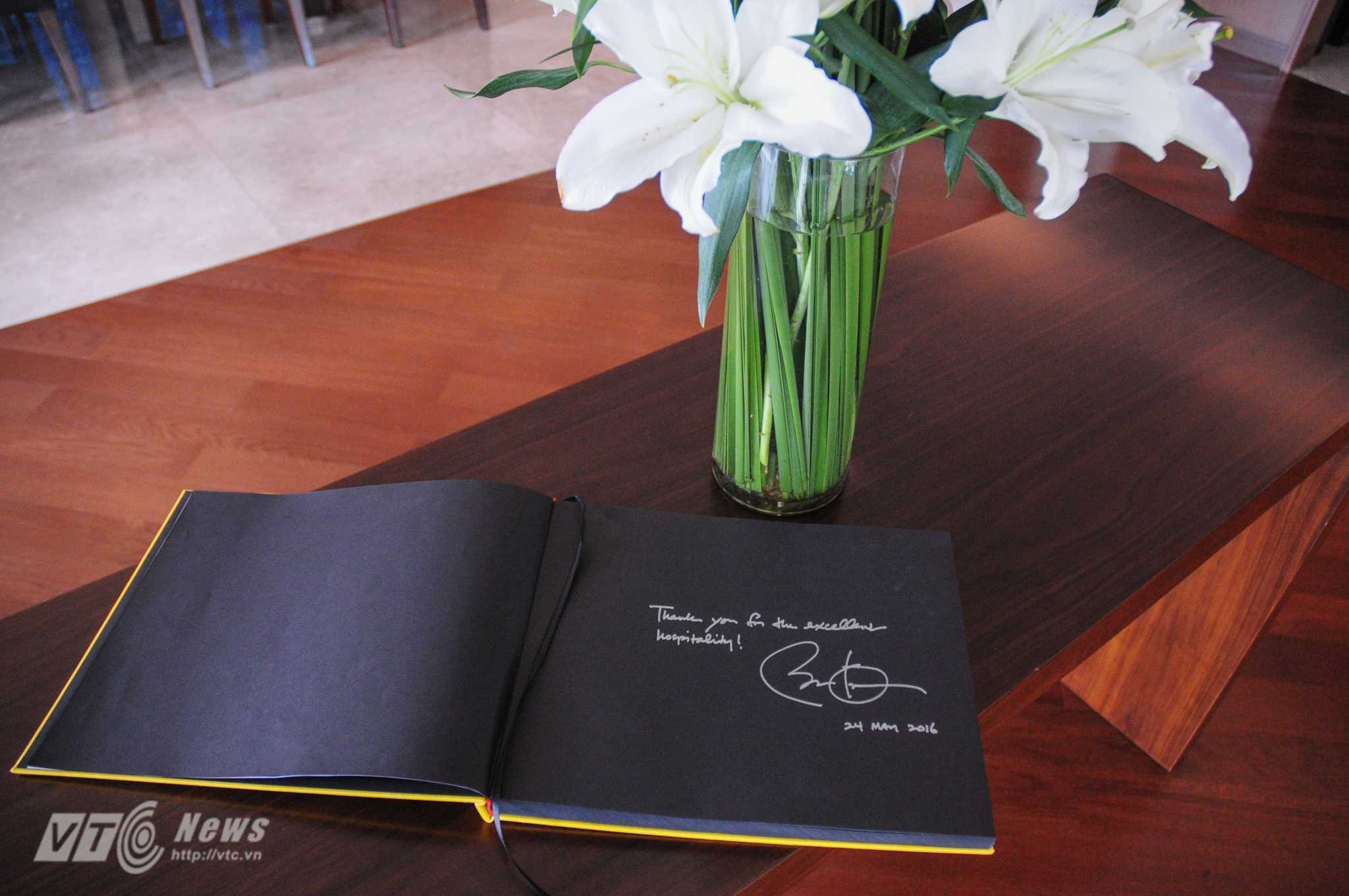 Lời cảm ơn và chữ ký của ông Obama để lại trong sổ lưu niệm của khách sạn JW Marriot - Ảnh: Tùng Đinh