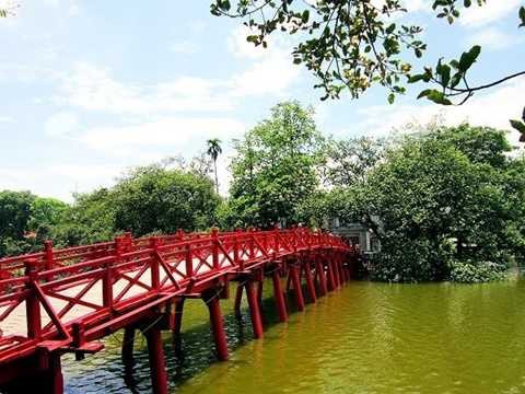 Một trong những tour du lịch ngày giỗ tổ Hùng Vương được lựa chọn nhiều, đó là Hà Nội city tour, di chuyển trong ngày có giá 600.000 đồng/người. Theo anh Quốc Tuấn (hướng dẫn viên du lịch): Với những khách không muốn đi quá xa Hà Nội hoặc khách ngoại, thì việc chọn city tour khá lý tưởng vì khách được hướng dẫn đến đủ các danh lam, di tích lịch sử, còn được trải nghiệm các hoạt động du lịch tâm linh, đến các chùa chiền ở Thủ đô. Ảnh minh họa. Một trong những tour du lịch ngày giỗ tổ Hùng Vương được lựa chọn nhiều, đó là Hà Nội city tour, di chuyển trong ngày có giá 600.000 đồng/người. Theo anh Quốc Tuấn (hướng dẫn viên du lịch): Với những khách không muốn đi quá xa Hà Nội hoặc khách ngoại, thì việc chọn city tour khá lý tưởng vì khách được hướng dẫn đến đủ các danh lam, di tích lịch sử, còn được trải nghiệm các hoạt động du lịch tâm linh, đến các chùa chiền ở Thủ đô. Ảnh minh họa.