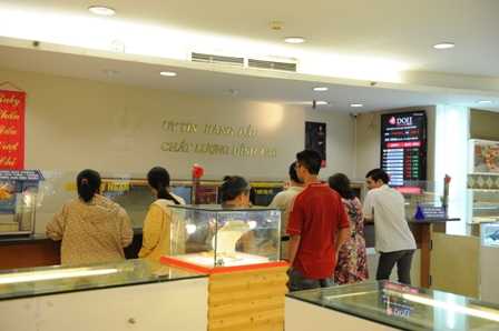 Giá vàng thế giới ‘nóng’, trong nước ‘lạnh’