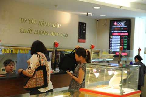 Giá vàng hôm nay 25/4 lại vượt giá vàng thế giới Giá vàng hôm nay 25/4 lại vượt giá vàng thế giới